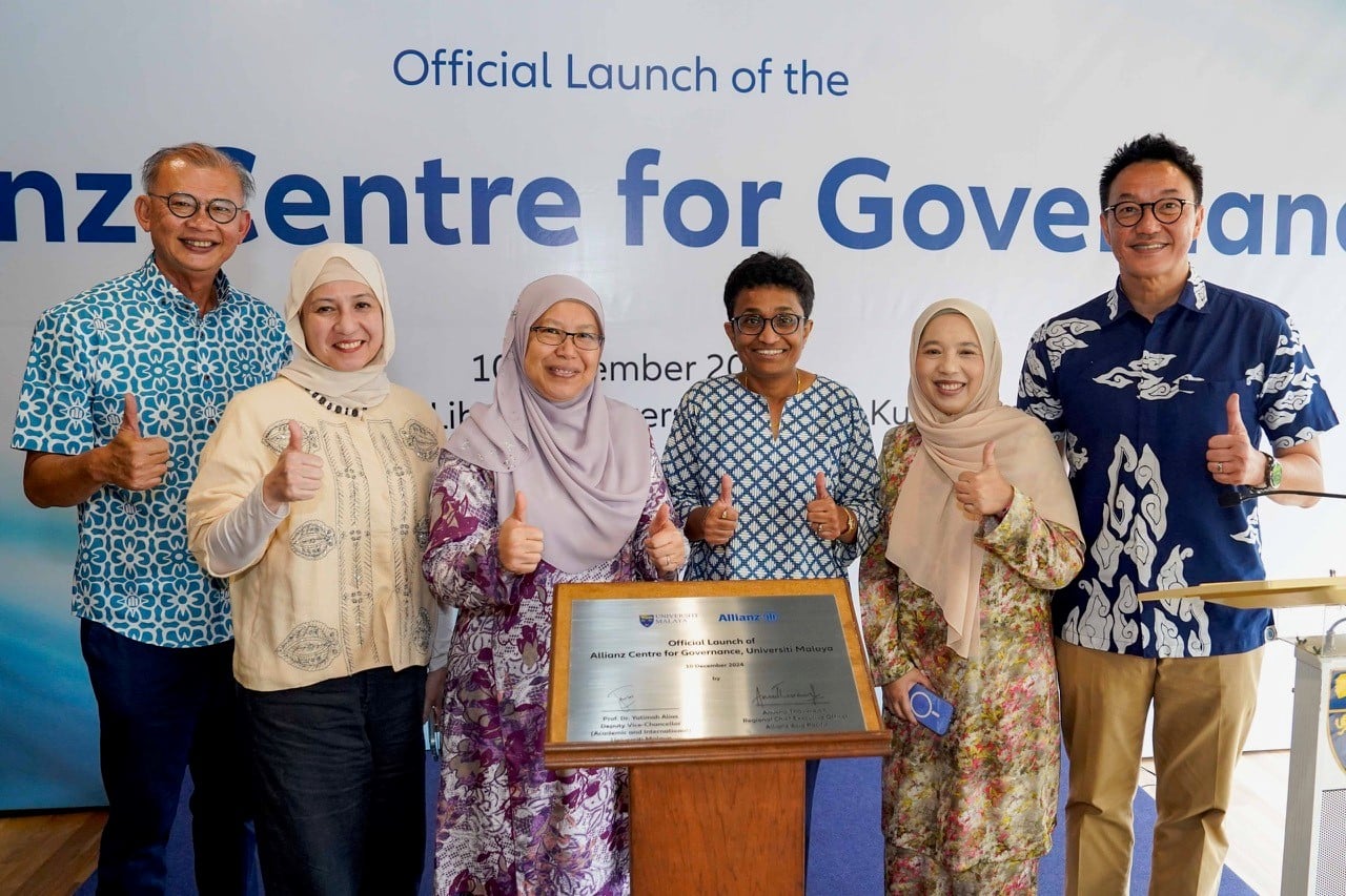 (L to R) Zakri Khir, Chairman, Allianz Malaysia Berhad; Associate Professor Datin Dr. Izlin Ismail, Deputy Dean (Research), Faculty of Business and Economics, UM; Professor Dr. Yatimah Alias, Deputy Vice-Chancellor (Academic & International), UM; Anusha Thavarajah, Regional CEO, Allianz Asia Pacific; Professor Dr. Yusniza Kamarulzaman, Dean, Faculty of Business and Economics, UM and Sean Wang, CEO, Allianz Malaysia Berhad in a group photo. 