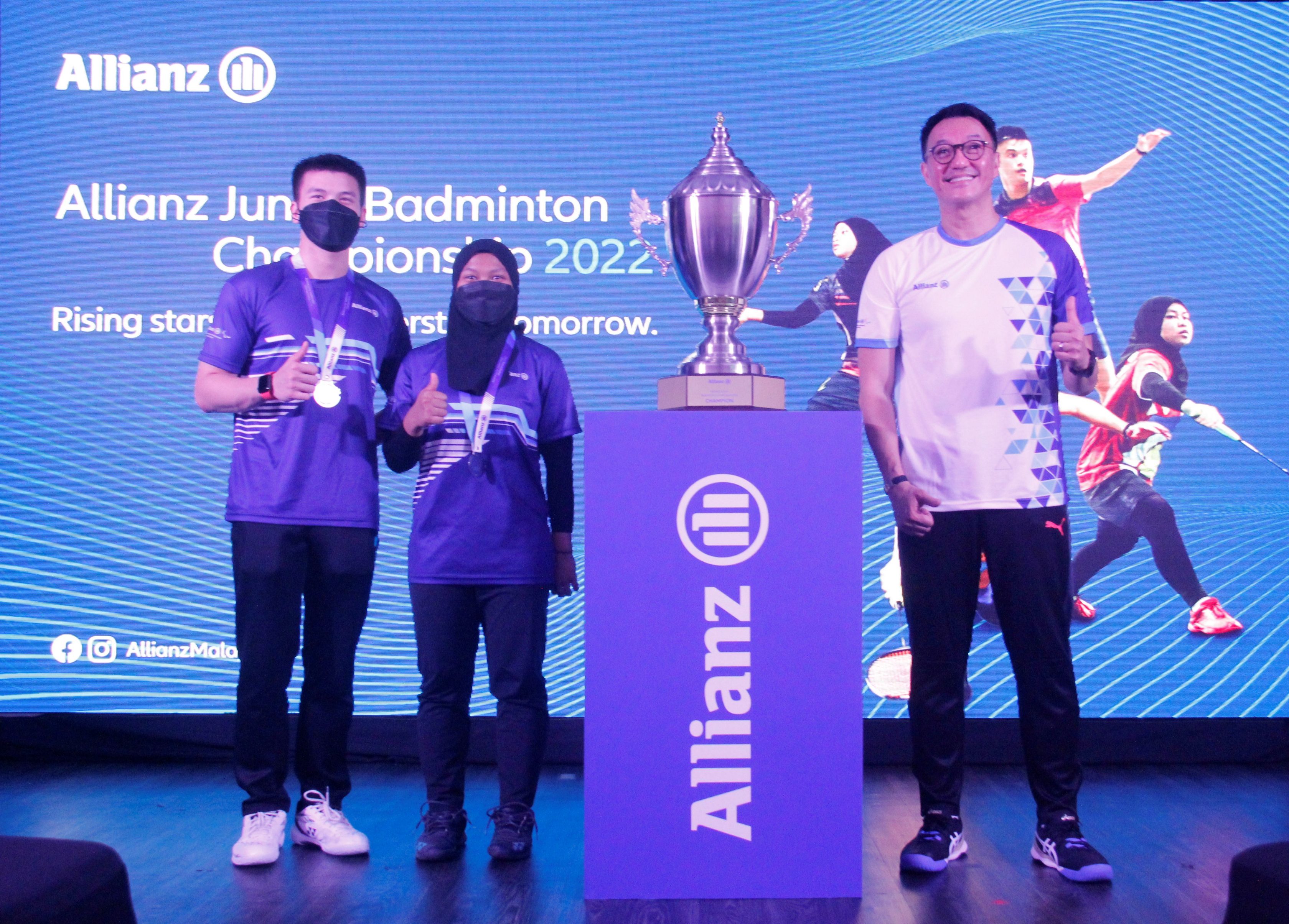 Allianz Malaysia Berhad CEO, Sean Wang (right), flanked by national players Siti Nurshuhaini Azman and Muhammad Fazriq Mohamad Razif (left) during the launch and prize presentation for the Allianz Junior Badminton Championship 2022